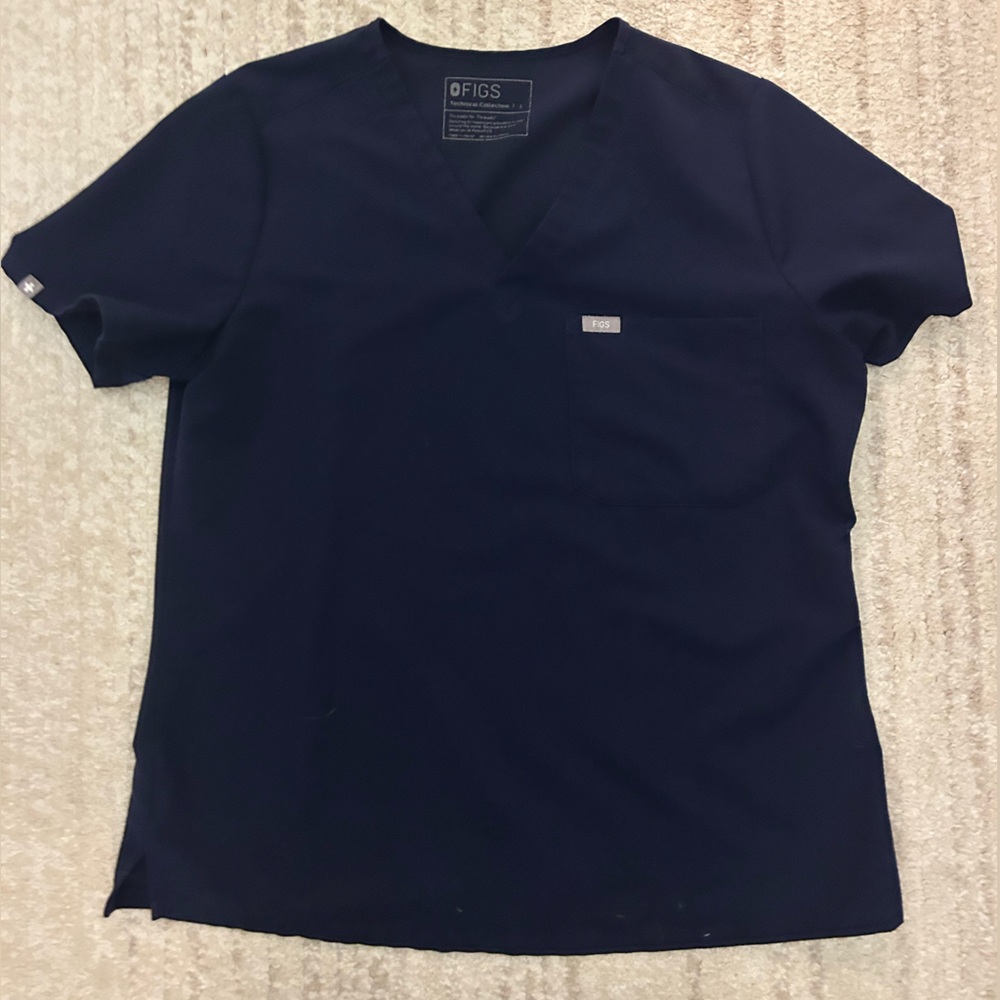 FIGS Women’s Navy Catarina One Pocket Scrub Top